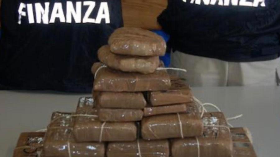 Cecina, maxi operazione della finanza: sequestrati 23 chili di cocaina e due arresti