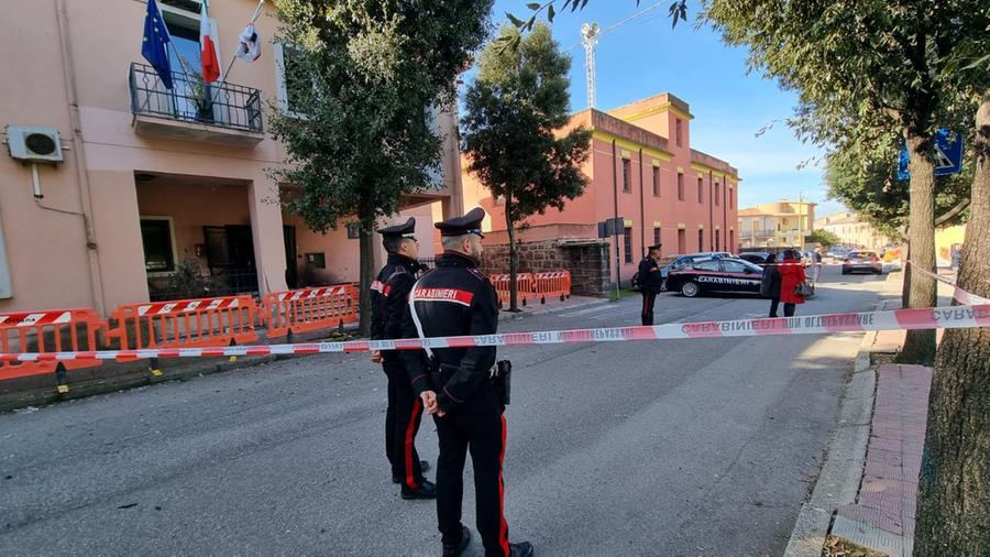 
	Il municipio di Ottana danneggiato dalla potente bomba esplosa nella notte<em> (foto Massimo Locci)</em>

