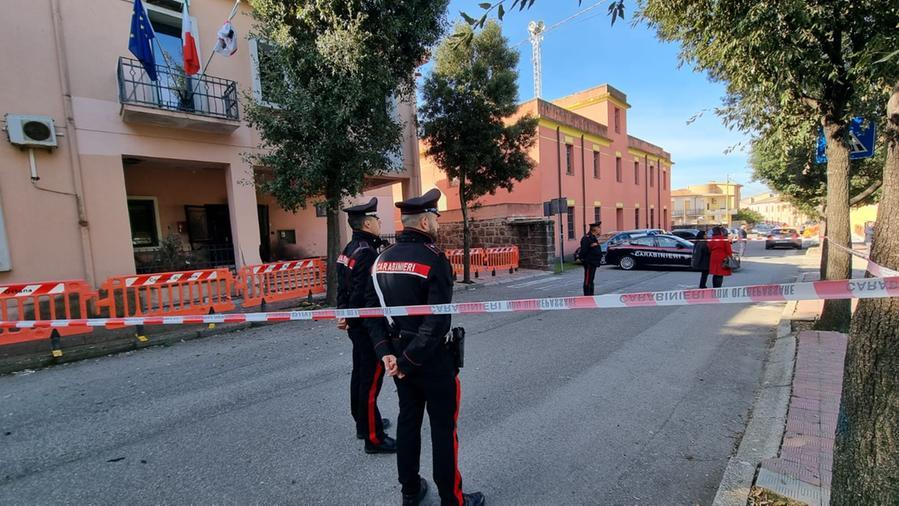 Il municipio di Ottana danneggiato dalla potente bomba esplosa nella notte<em> (foto Massimo Locci)</em>