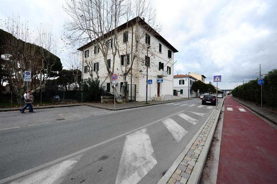 Rosignano, la perseguita e la molesta sul luogo di lavoro: arrestato un 56enne