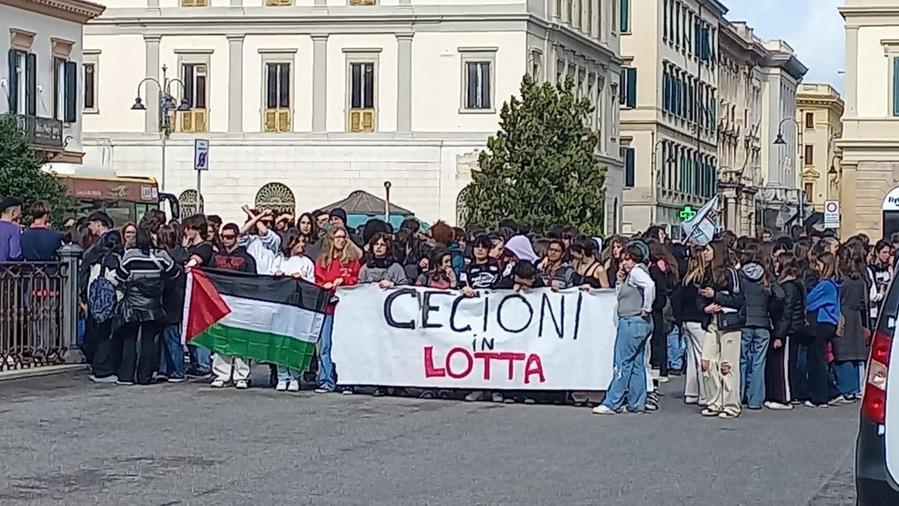 Livorno, studenti di nuovo in piazza per manifestare: «Basta scuole precarie, noi vogliamo spazi» – Video