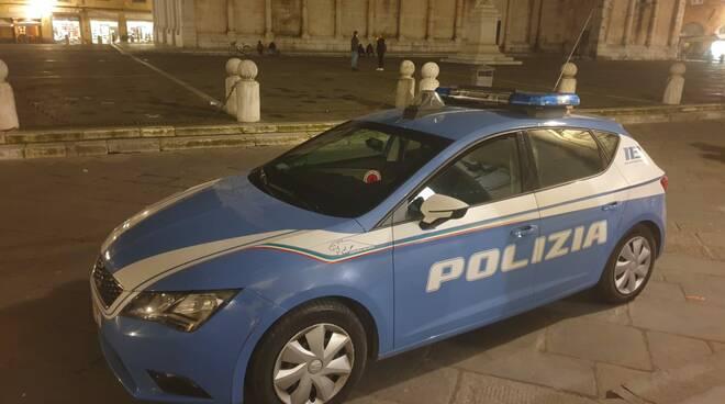 Lucca, ruba occhiali e cerca di venderli in piazza: arrestato