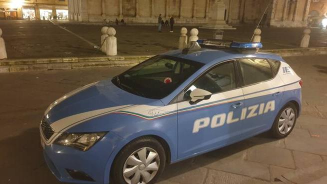 Lucca, ruba occhiali e cerca di venderli in piazza: arrestato