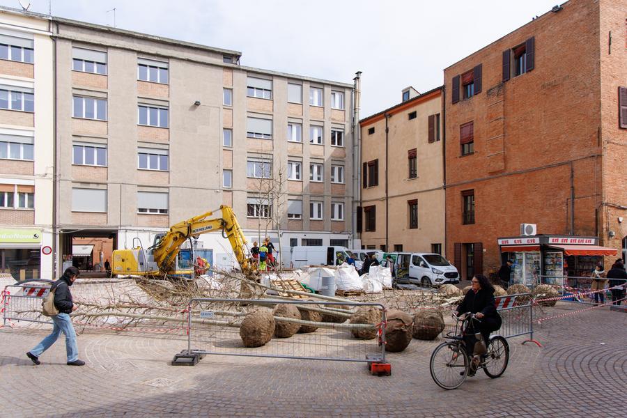 Piazza Cortevecchia a Ferrara, architetti e visioni opposte