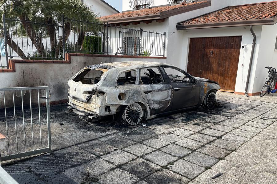 Migliaro, dà fuoco all’auto ma è ripreso dalle videocamere