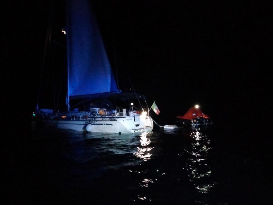Barca a vela rischia di affondare al largo dell’Asinara: diportisti salvati dalla Guardia costiera di Porto Torres