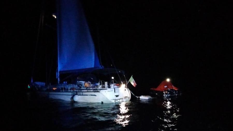 Barca a vela rischia di affondare al largo dell’Asinara: diportisti salvati dalla Guardia costiera di Porto Torres