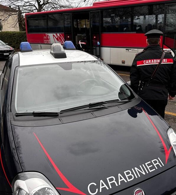 Non ha il biglietto dell’autobus, 17enne ferisce il controllore