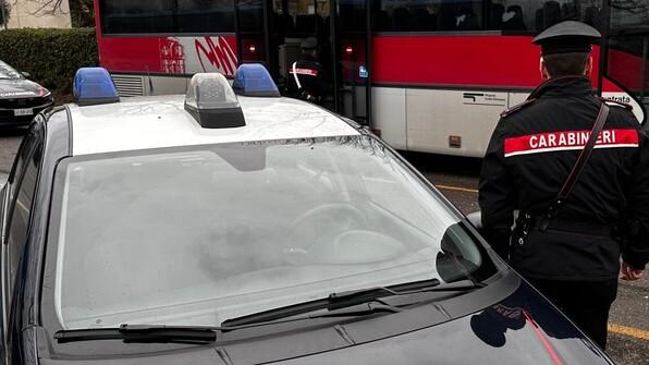 Non ha il biglietto dell’autobus, 17enne ferisce il controllore