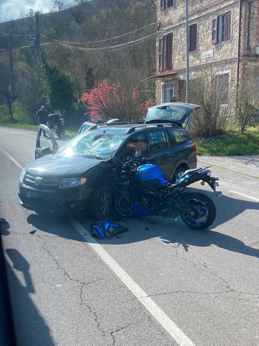 Viano, scontro tra auto e moto: un ferito grave