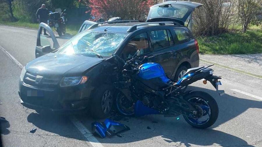 Viano, scontro tra auto e moto: un ferito grave