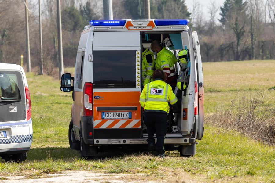 Scontro con auto, morto motociclista a Serra