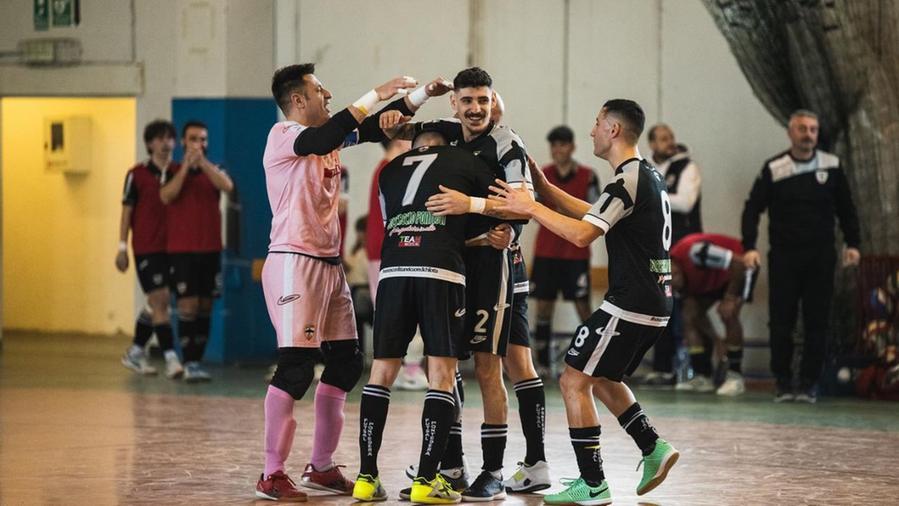 L'esultanza dei giocatori del Futsal Pontedera (Foto pagina Fb Futsal Pontedera)
