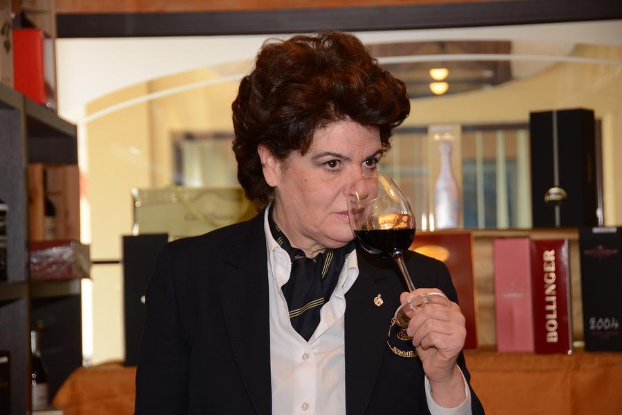 Attilia Medda, l’ex professoressa che studia i vini con il “sommelier dell’anno” in bacheca