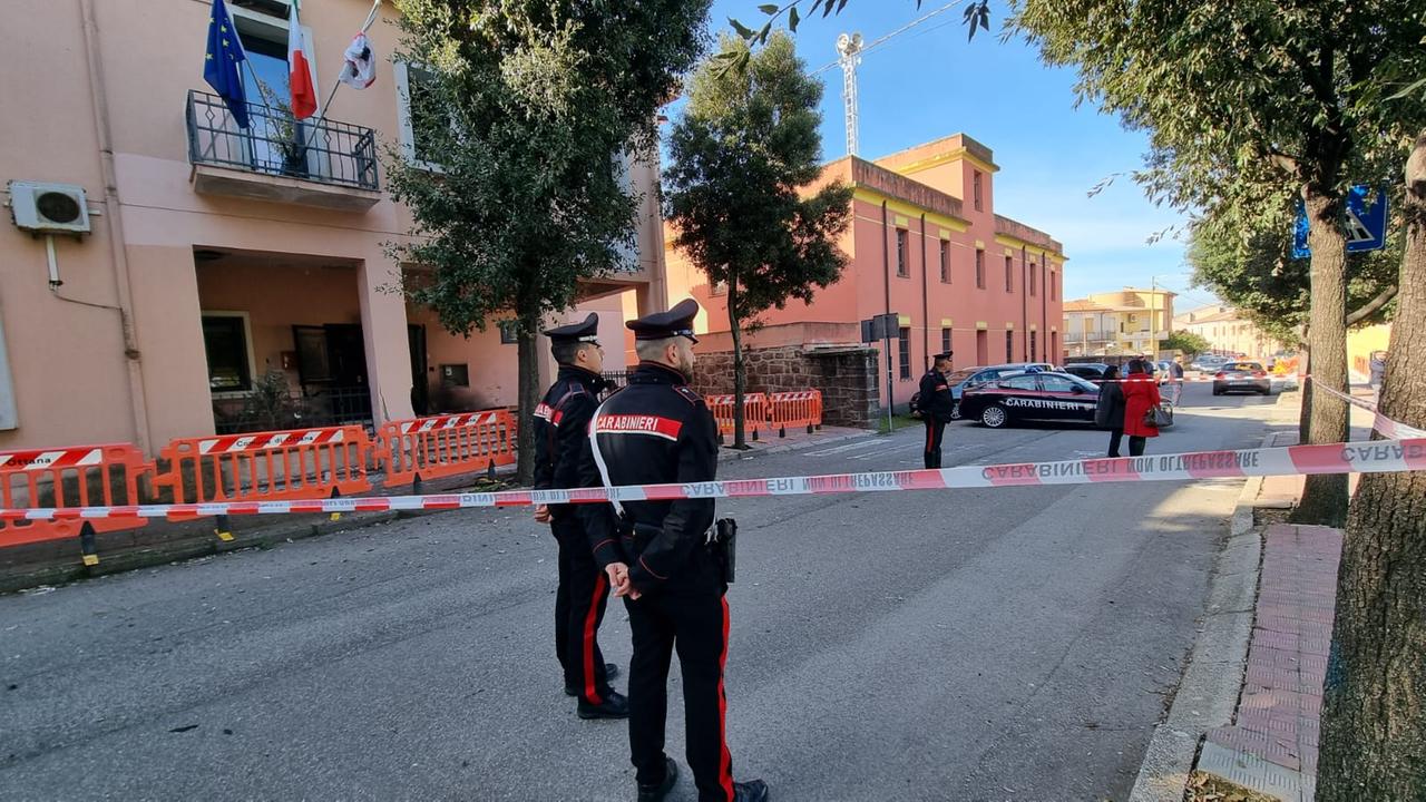 La bomba contro il municipio riporta la paura a Ottana