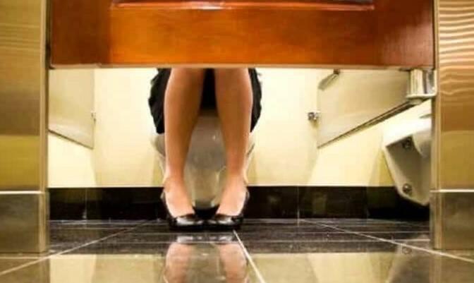 Spiava colleghi e colleghe nei bagni del dipartimento, indagato un ricercatore