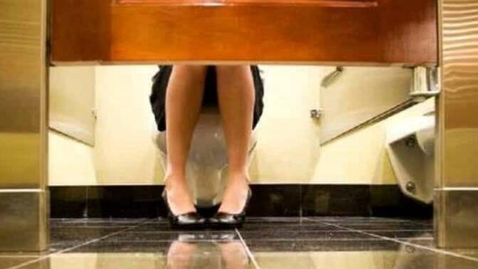 Spiava colleghi e colleghe nei bagni del dipartimento, indagato un ricercatore