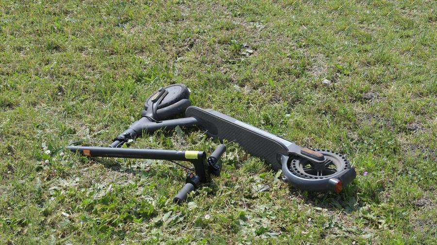 Rolo: auto contro monopattino, un ferito grave