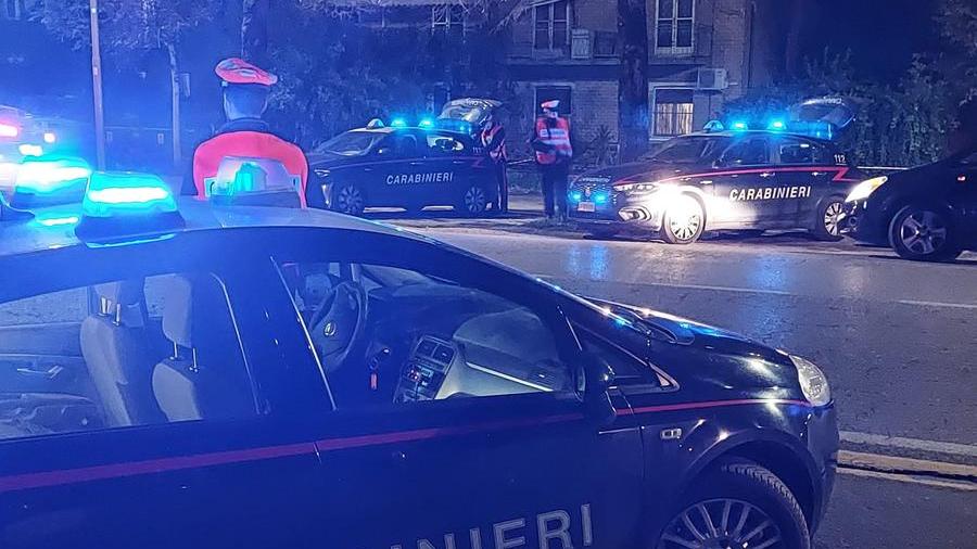 Modena, minaccia i passanti con il coltello