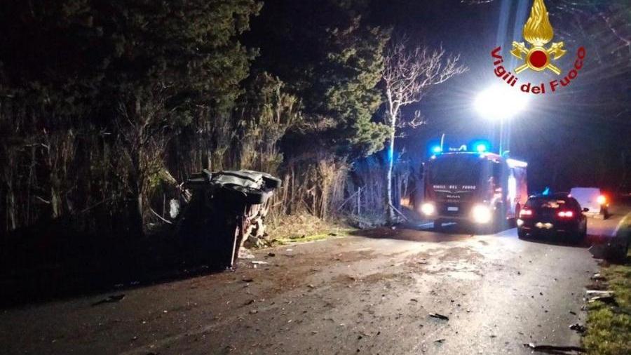 Bibbona, perde il controllo dell’auto e si schianta contro i platani