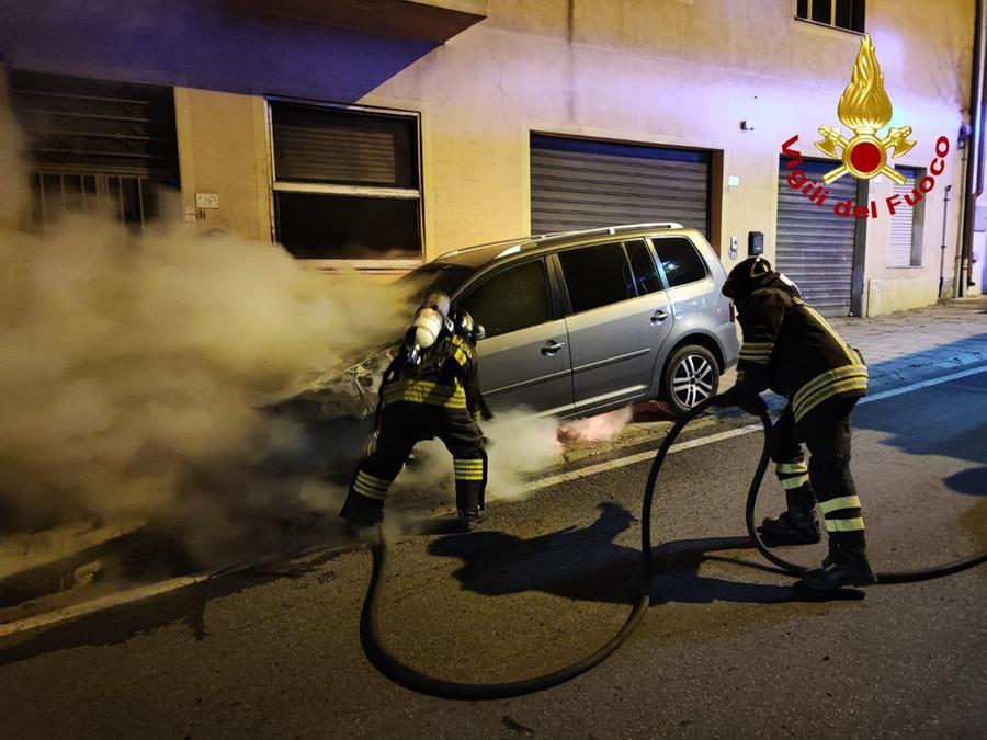 Attentato incendiario nella notte a Oliena: un’auto distrutta dalle fiamme