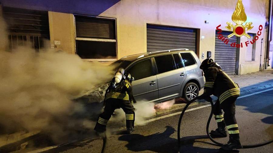 Attentato incendiario nella notte a Oliena: un’auto distrutta dalle fiamme