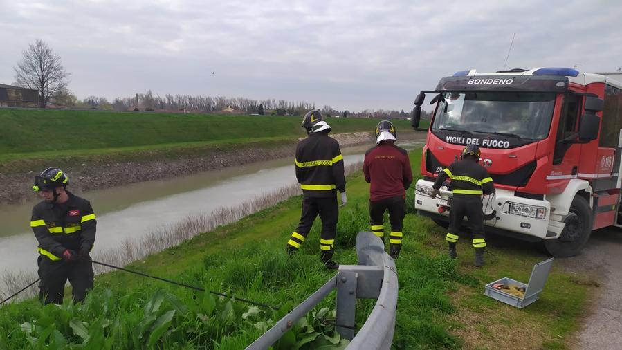 Bondeno, auto rompe il parapetto: i pompieri lo recuperano nel fiume