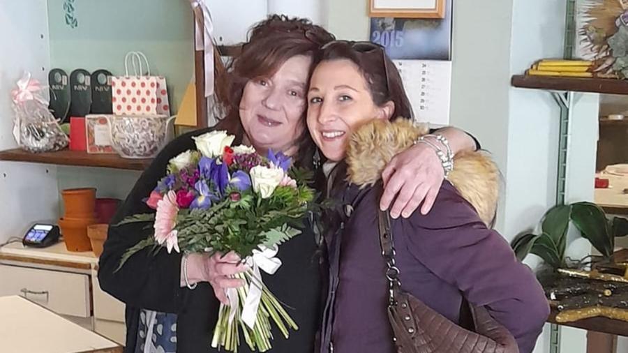 E nell’ultimo giorno... fiori per la fioraia: le lacrime di Susanna dopo 37 anni di lavoro