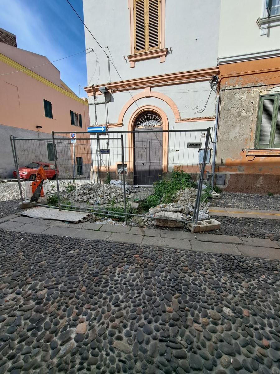 Sassari, in via Sant’Elisabetta il cantiere diventa una discarica