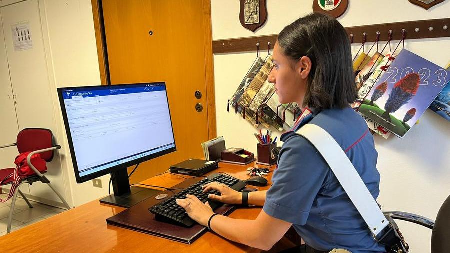 “Siete ridicoli”: offendete i carabinieri su Facebook, denunciato