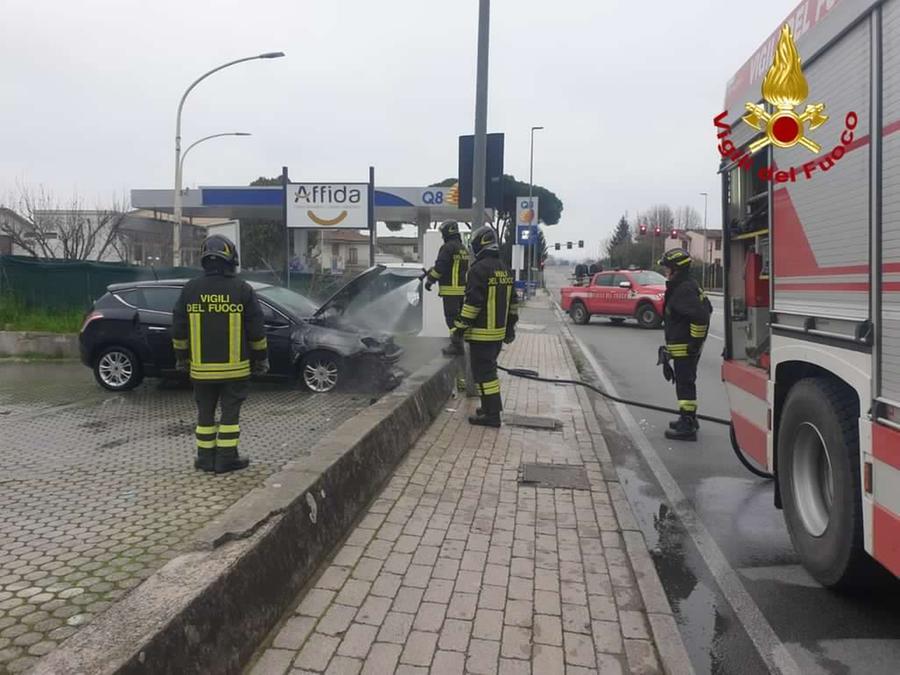 Lucca, auto in fiamme: indaga la polizia