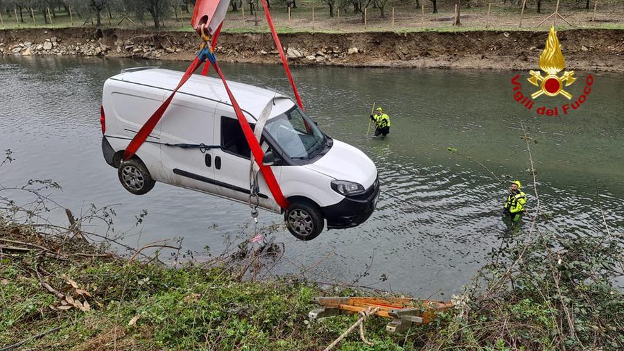 Prato, il furgone finisce nel Bisenzio: cosa è successo