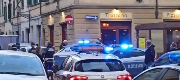 Commerciante ferito davanti alla moschea di Firenze dopo il far west in via Palazzuolo: è stato colpito con un pugno