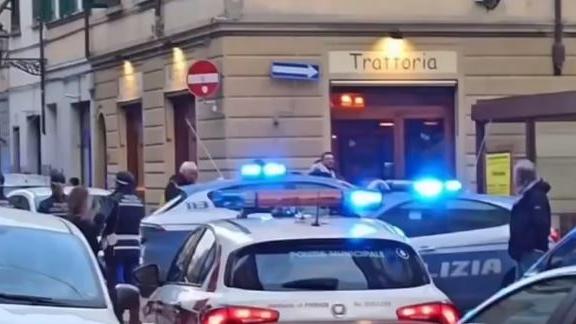 Commerciante ferito davanti alla moschea di Firenze dopo il far west in via Palazzuolo: è stato colpito con un pugno