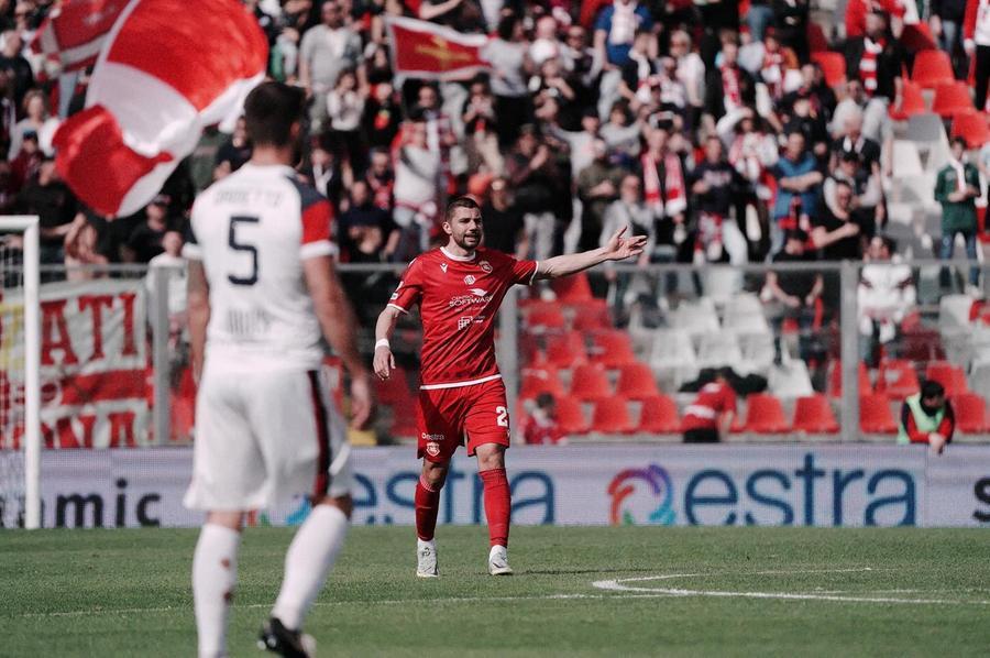 
	Di spalle Paolo Dametto il migliore in campo della Torres


