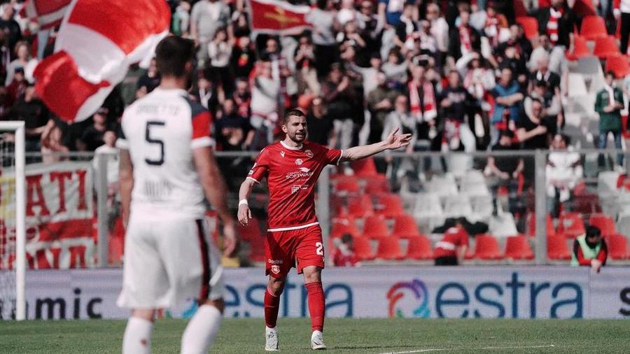 Di spalle Paolo Dametto il migliore in campo della Torres