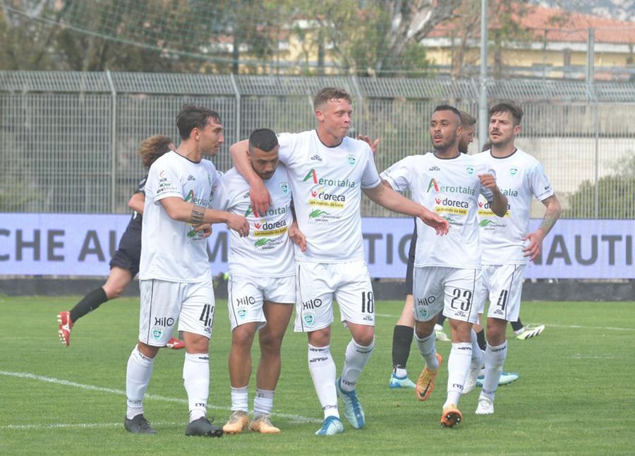 Serie C, l’Olbia travolge la Recanatese e torna a sperare