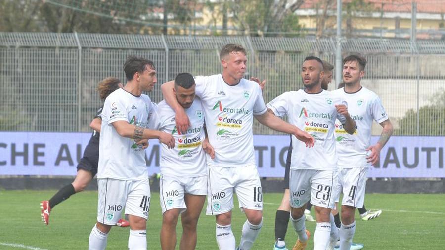 Serie C, l’Olbia travolge la Recanatese e torna a sperare
