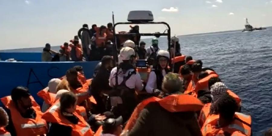 Migranti, in arrivo 250 persone soccorse in mare al porto di Marina di Carrara
