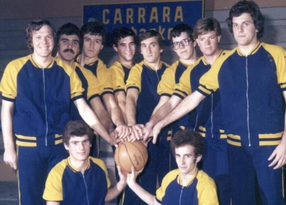 Il Carrara Basket 75-76, Leo Costi è il primo piedi da sinistra