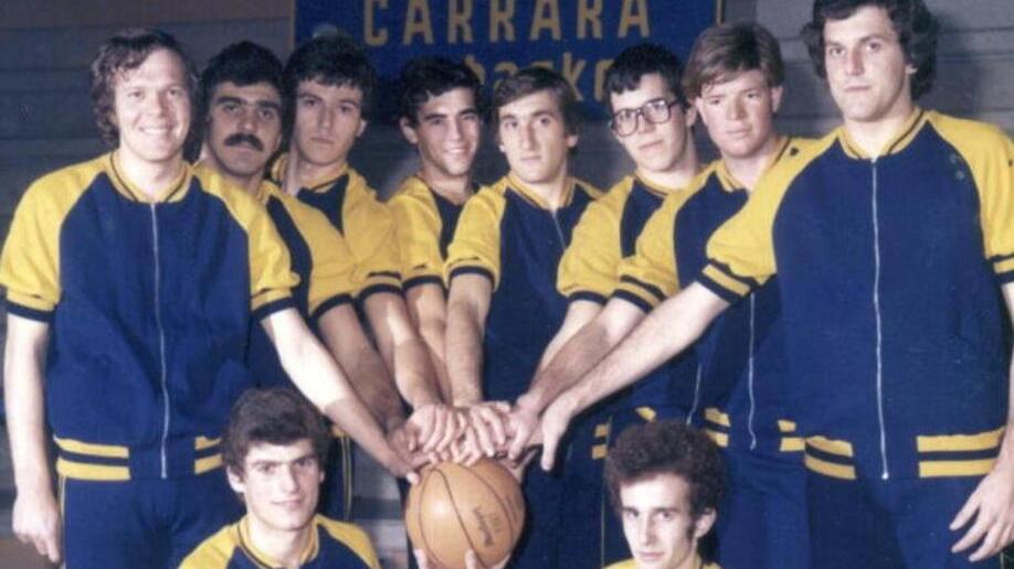 Il Carrara Basket 75-76, Leo Costi è il primo piedi da sinistra