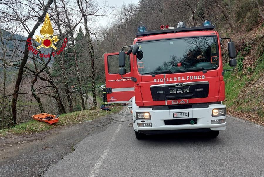 Finiscono con l’auto in bilico sulla scarpata, salvati grazie all’azione perfetta dei vigili del fuoco