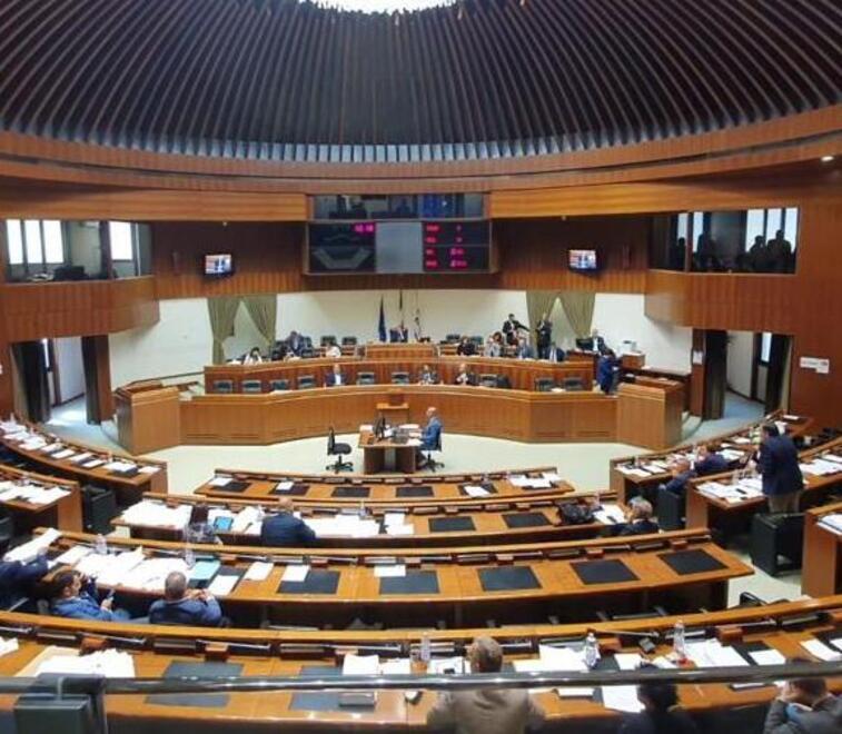 Regione, quattro miliardi bloccati: l’avanzo di cassa è un caso politico 