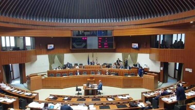 Regione, quattro miliardi bloccati: l’avanzo di cassa è un caso politico