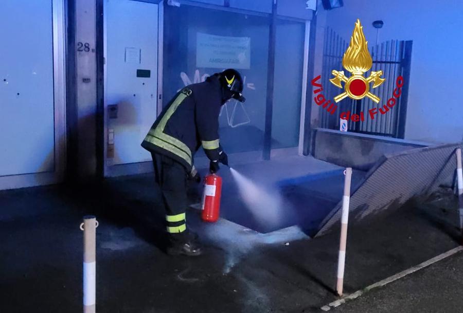 Firenze, incendio in una cabina elettrica: evacuato un condominio