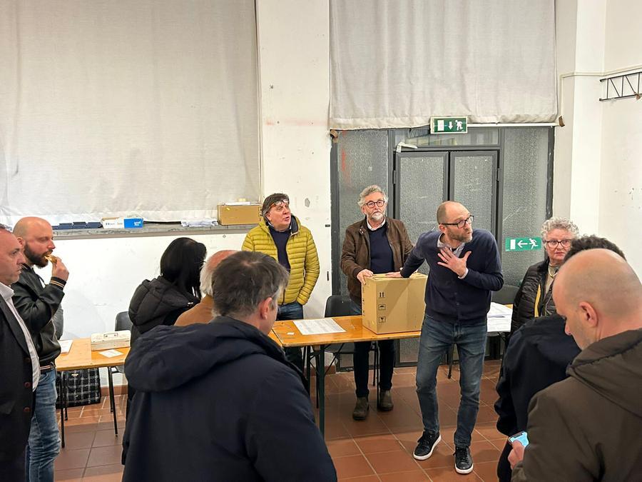 
	Spoglio in corso al seggio di via Roma

