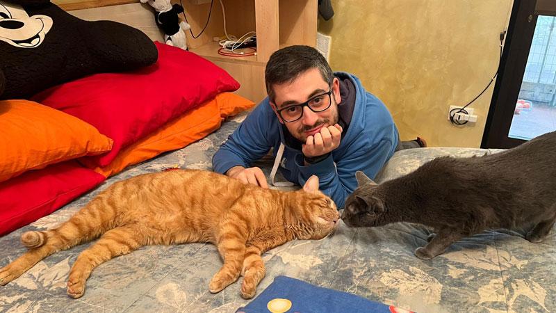 Alessio Langone insieme a Milo (il gatto rosso) e un altro dei gatti adottati in questi anni dalla famiglia dell’infermiere pisano