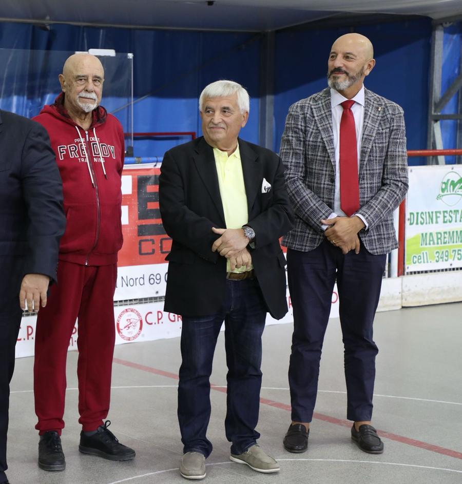 
	Roberto Guerrini, in tuta rossa, sulla pista da hockey

