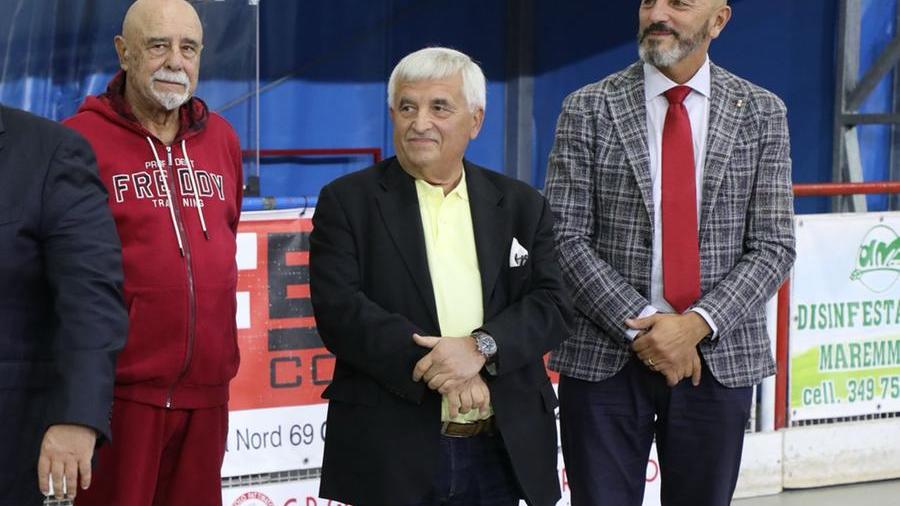 Roberto Guerrini, in tuta rossa, sulla pista da hockey