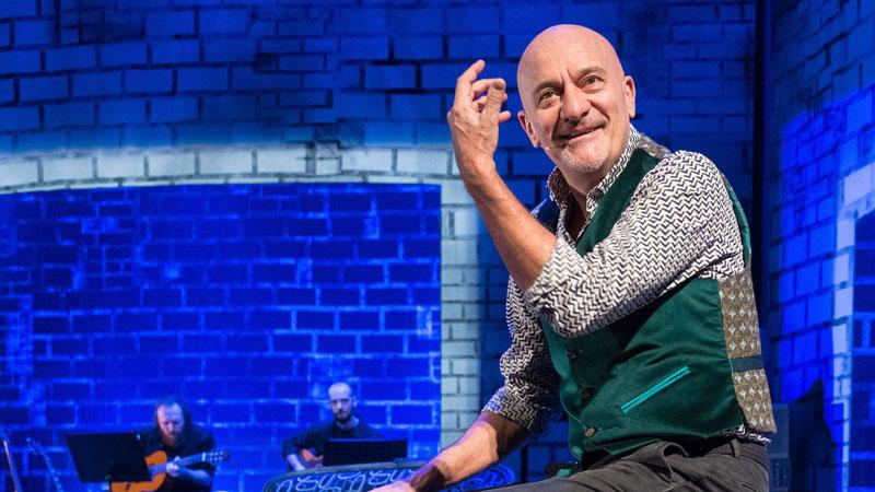 
	Claudio Bisio in &ldquo;La mia vita raccontata male&rdquo; (Foto Marina Alessi)

